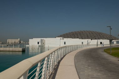 Louvre 'un bölgesi. : Fransız mimar Jean Nouvel 'in ünlü müzesi - yeni müzenin panoramik manzarası. Abu Dabi, Birleşik Arap Emirlikleri - Mart 2022
