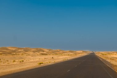 Arap Çölü 'nün kumlu tepeleri. İ.A.E. Mayıs 2022