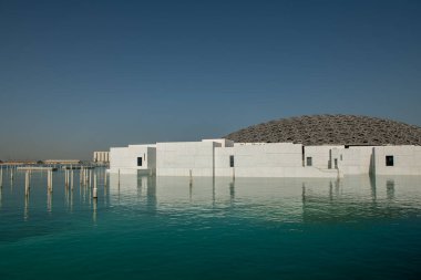 Louvre 'un bölgesi. : Fransız mimar Jean Nouvel 'in ünlü müzesi - yeni müzenin panoramik manzarası. Abu Dabi, Birleşik Arap Emirlikleri - Mart 2022