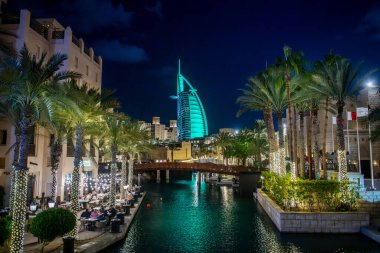 Dubai şehir merkezi - Akşamları lüks gökdelenlerle çarpıcı şehir manzarası. BAE Dubai Mart 2022