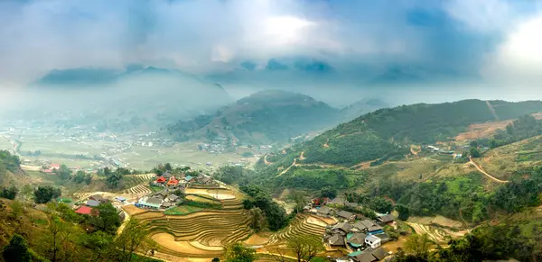 Vietnam 'da pirinç terasları olan güzel dağ manzarası