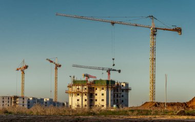 İsrail 'in güneyinde bir tatil köyünde yeni bir yerleşim yeri. Ashkelon, Temmuz 2023. İnşaat alanında yeni bir günün başlangıcı..