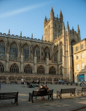 İngiltere 'nin en güzel şehirlerinden birinin meydanında. Banyo 30 Nisan 2025