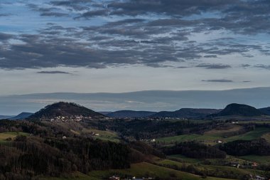 Şatoya bakan tepeler ve ormanlarla kaplı manzara Hohenrechberg 'i harap ediyor.