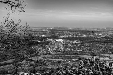 Kırsal kesimin ortasında küçük bir köy (b / w)