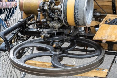 Eski bir aracın motor ve çelik dişli tekerlekleri