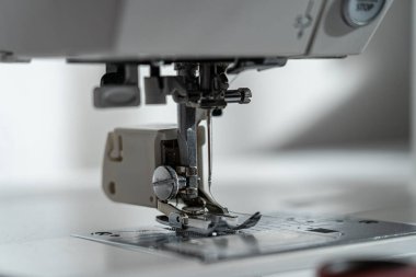 Dikiş makinesinin iğnesi ve etrafında bir parça