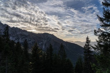Büyük dağ zinciri, Alman Alpleri 'nin ormanı ve çayırları.