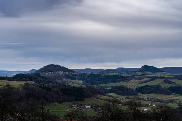城跡を見下ろす丘や森の風景ホーエンレヒベルク — ストック写真