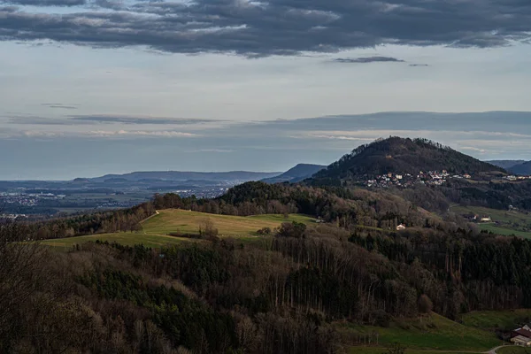 城跡を見下ろす丘や森の風景ホーエンレヒベルク — ストック写真