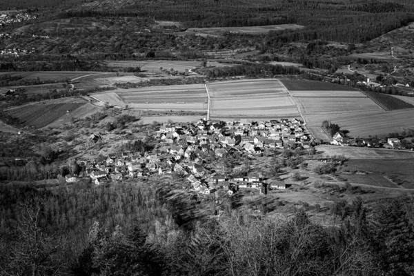 Маленьке Село Посеред Сільської Місцевості — стокове фото