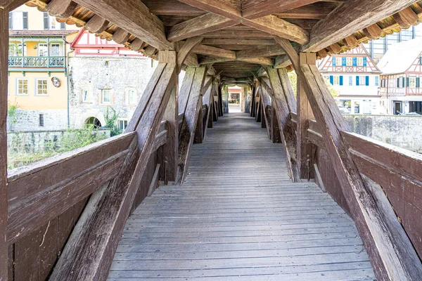 Öreg Fából Készült Fedett Híd Kis Folyón — Stock Fotó