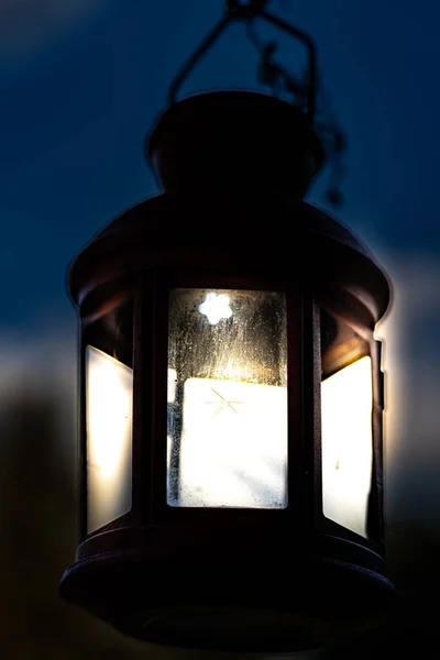 Μικρό Φανάρι Γυαλί Και Θολή Φόντο Φώτα Αναμμένα Νύχτα — Φωτογραφία Αρχείου