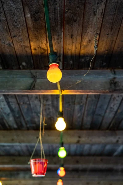 Barevná Světla Lamp Dřevěné Střeše Před Domem — Stock fotografie