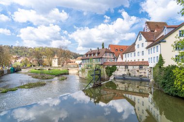 Nehir boyunca renkli panjurları olan eski ahşap evler.