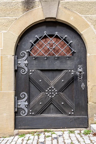 Puerta Antigua Edificio Histórico Con Herrajes Puerta Acero — Foto de Stock
