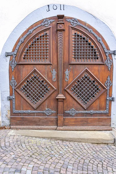 Puerta Antigua Edificio Histórico Con Herrajes Puerta Acero — Foto de Stock