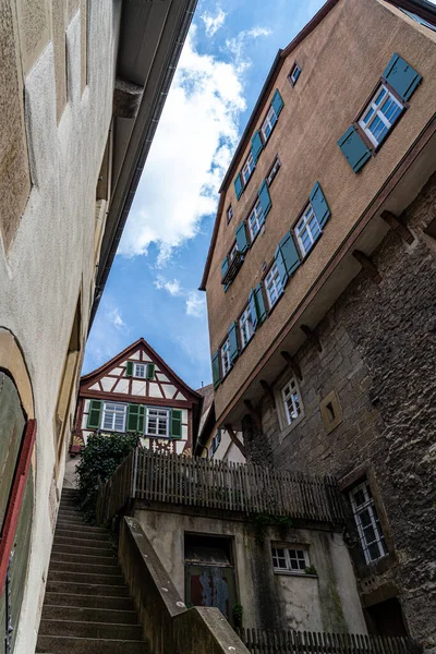 Alte Fachwerkhäuser Mit Farbigen Fensterläden Und Langen Treppen — Stockfoto