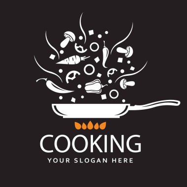 Sebze pişirme işlemi siyah arkaplanda izole edilmiş.