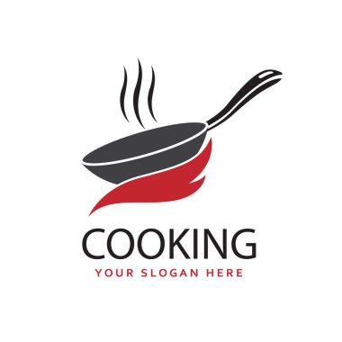 Beyaz arkaplanda ateş izole edilmiş tavada pişirme işlemi