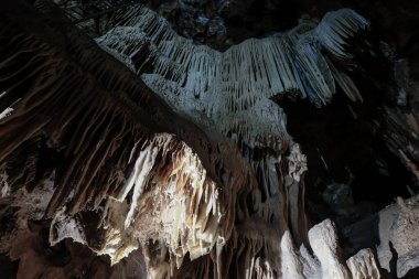 Grotte de la Madeleine. Gorges de l 'Ardche mağarasında sarkıtlar ve dikitler. Provence, Fransa.