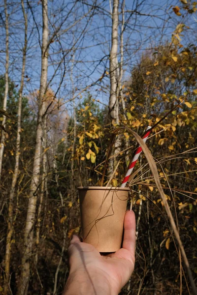生分解性カップ 女性の手の中にわらを飲む 森林の背景 紙からのバイオウェア — ストック写真
