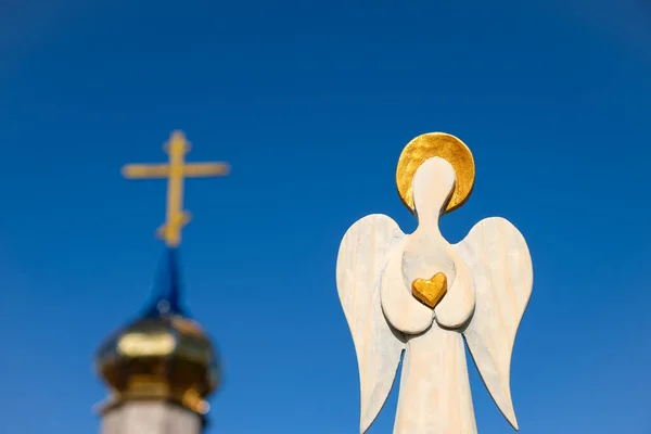 Деревянная Фигура Ангела Золотым Нимбом Сердцем Руках Церковном Фоне Голубое — стоковое фото