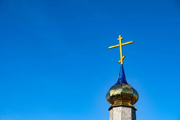 Ahşap Haç Kilise Şapelinin Altın Kubbesi Manzara Yansıması Mavi Gökyüzü — Stok fotoğraf