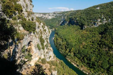 Ünlü Ardeche Gorge and River, Güney Fransa, Avrupa. Grotte de la Madeleine, Saint Remeze gözlem güvertesinden görüntü.