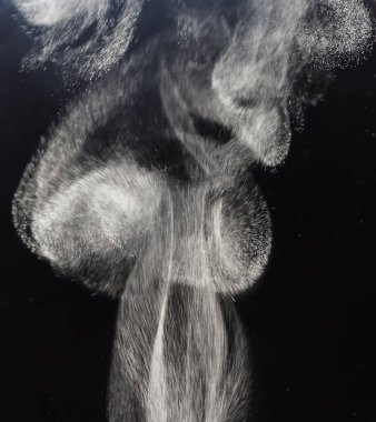 Buhar veya duman hareketi. Soyut. Sıvı buharlaşması. Siyah ve beyaz.