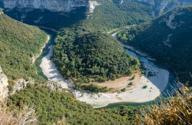 Ardeche Nehri, Saint Remeze. Güney Fransa 'da ünlü bir turizm merkezi. Gözlem güvertesinden görüntüle.