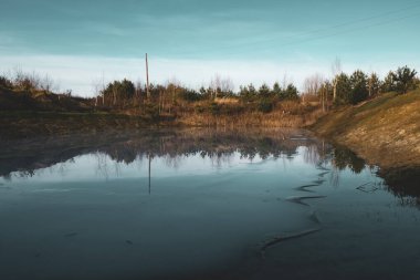 Balık çiftliği için yapay gölet. Kış.