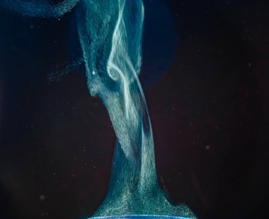 Bardağın üstünde buhar var. Sıvı buharlaşması.