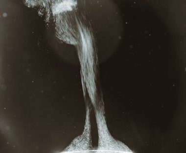 Bardağın üstünde buhar var. Sıvı buharlaşması.