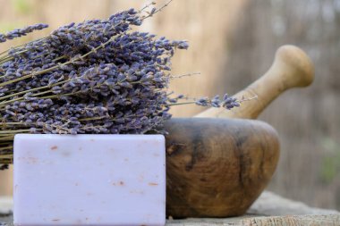 Lavanta sabunu. Kuru lavanta. Tahta havan ve tokmak..