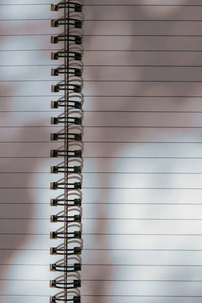 Caderno Espiral Branco Luz Solar Sombra Espaço Cópia — Fotografia de Stock