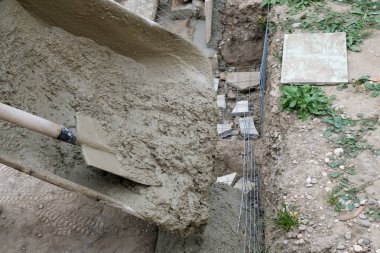 Elle çimentoyu karıştır. Elle doldurma. Kürek, el arabası, temel.