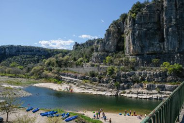 Nisan 08, 2023. Balazuc, Ardche Bölümü, Fransa. Bahar sezonu kano turizmi. Ardche Nehri Köprüsü 'nden görüntü.
