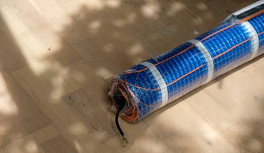 Elektrikli Radyasyon Döşeme Isıtıcısı döşemesi. Güneş gölgeleri. Kat değişikliği. Seçici odak. 