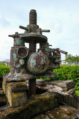 Eski şarap presi. Vintage üzüm pres makinesi. Bir parçası. Açık havada. Rheinhessen şarap bölgesi. Almanya.