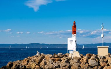 16 Nisan 2023. Porquerolles Adası. Akdeniz 'de. Fransa. Meteoroloji istasyonu. Dalgakıran. Uzakta yatlar.