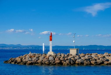 Meteoroloji istasyonu. Dalgakıran. Uzakta yatlar. Porquerolles Adası. Akdeniz 'de. Fransa.