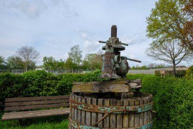 Eski şarap presi. Vintage üzüm pres makinesi. Üzüm bağının yakınındaki dinlenme alanı. Almanya.