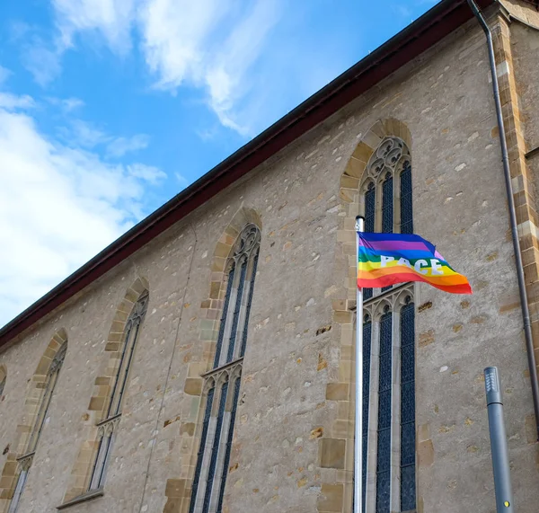 Σημαία Χρώμα Του Ουράνιου Τόξου Αρχαία Εκκλησία Nikolaikirche Alzey Γερμανία — Φωτογραφία Αρχείου