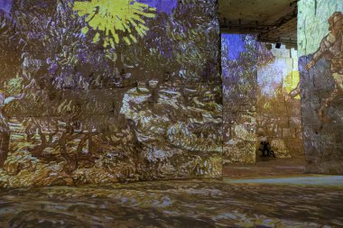 28 Mart 2023. Baux de Provence, Fransa. Meşhur taş ocaklarının kapalı manzarası. Carrieres de Lumieres 'de. Lights 'ın taş ocakları. Sanatsal projeksiyonlar için eski bir site. Bulanık resim.