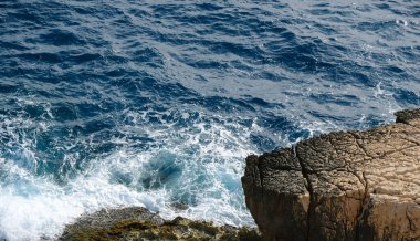 Deniz sörfü. Deniz köpüğü. Düz bir kayanın üzerinde boş bir yer. Boşluğu kopyala.