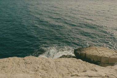 Deniz sörfü. Deniz köpüğü. Düz bir kayanın üzerinde boş bir yer. Boşluğu kopyala.