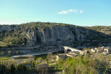 Ardche 'deki köprü. Uçurum mu uçurum mu? İyi akşamlar altın saat. Gölgeler. Balazuc, Ardche Departmanı, Fransa.