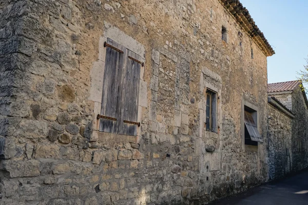 村庄狭窄街道上的旧石屋 关闭的木制百叶窗 法国普罗旺斯 — 图库照片