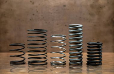 Bakır zemin üzerinde farklı boyutlarda yaylar.